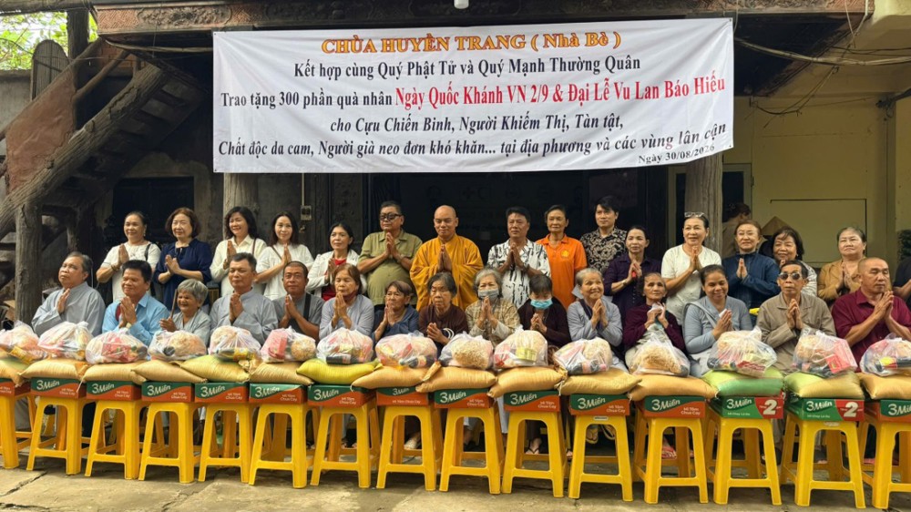 TP.HCM: Chùa Huyền Trang trao tặng 300 phần quà nhân Quốc khánh 2-9 và Đại lễ Vu Lan