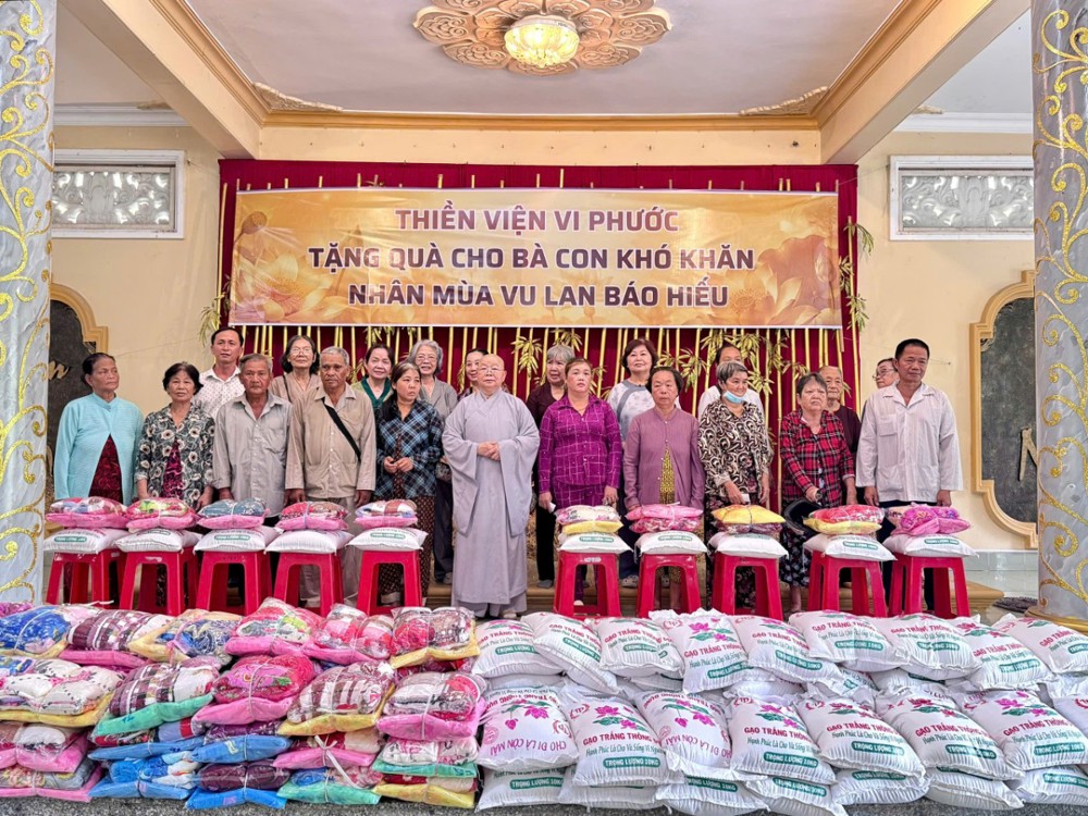 Cần Thơ: Chùa Vi Phước trao 100 phần quà đến bà con khó khăn nhân mùa Vu lan Báo hiếu