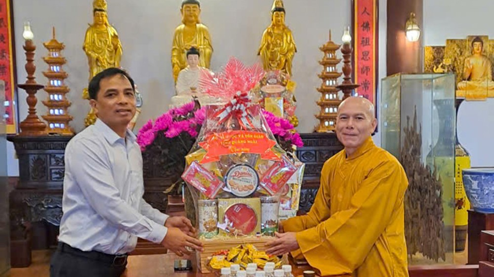 Quảng Ngãi: Lãnh đạo Sở Dân tộc và Tôn giáo, Công an tỉnh thăm Thượng tọa Thích Nhuận Bảo mùa Vu Lan PL.2570