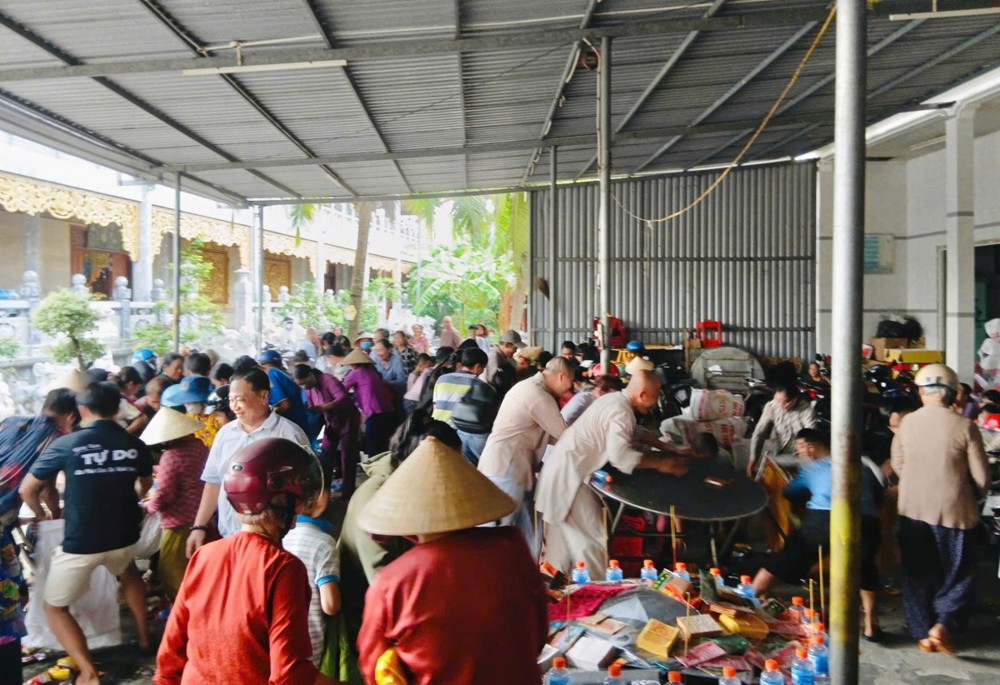 Vĩnh Long: Chùa Vĩnh An trao tặng 200 phần quà, lan tỏa nghĩa tình đến bà con khó khăn