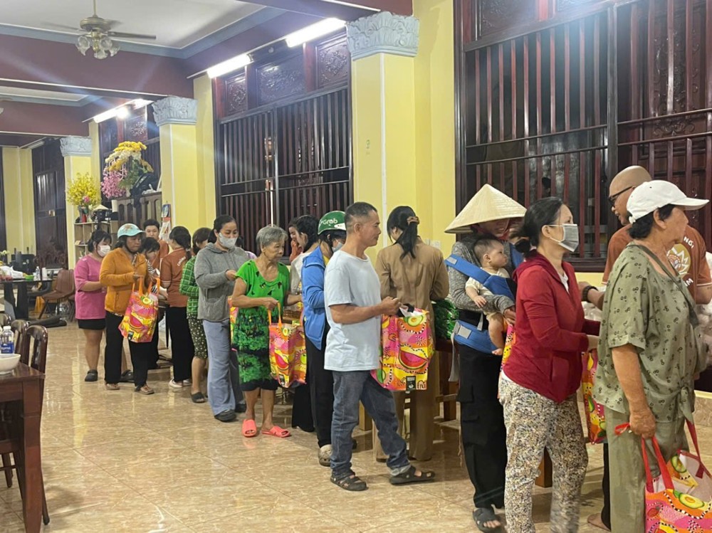 TP.HCM: Chùa Ưu Đàm trao quà đến người dân khó khăn nhân mùa Vu Lan