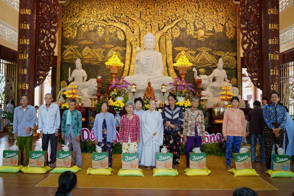 Cần Thơ: Chùa Viên Minh tặng 100 phần quà đến người dân khó khăn nhân mùa Vu lan