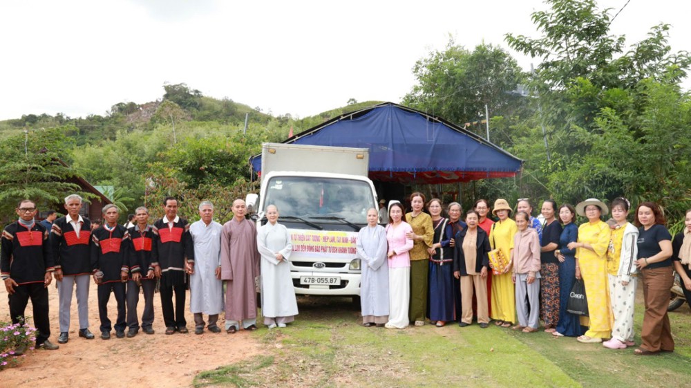 Đắk Lắk: Đạo tràng Cát Tường trao tặng 300 phần quà đến học sinh dân tộc Ê Đê nhân mùa Vu Lan