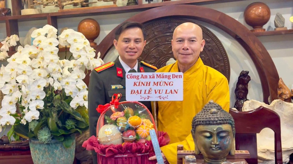 Quảng Ngãi: Công an xã Măng Đen thăm, chúc mừng Thượng tọa Thích Nhuận Bảo nhân mùa Vu Lan PL.2570