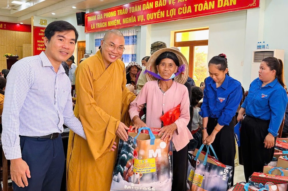 Hội Từ thiện chùa Tường Nguyên trao tặng 400 phần quà nhân mùa Vu Lan