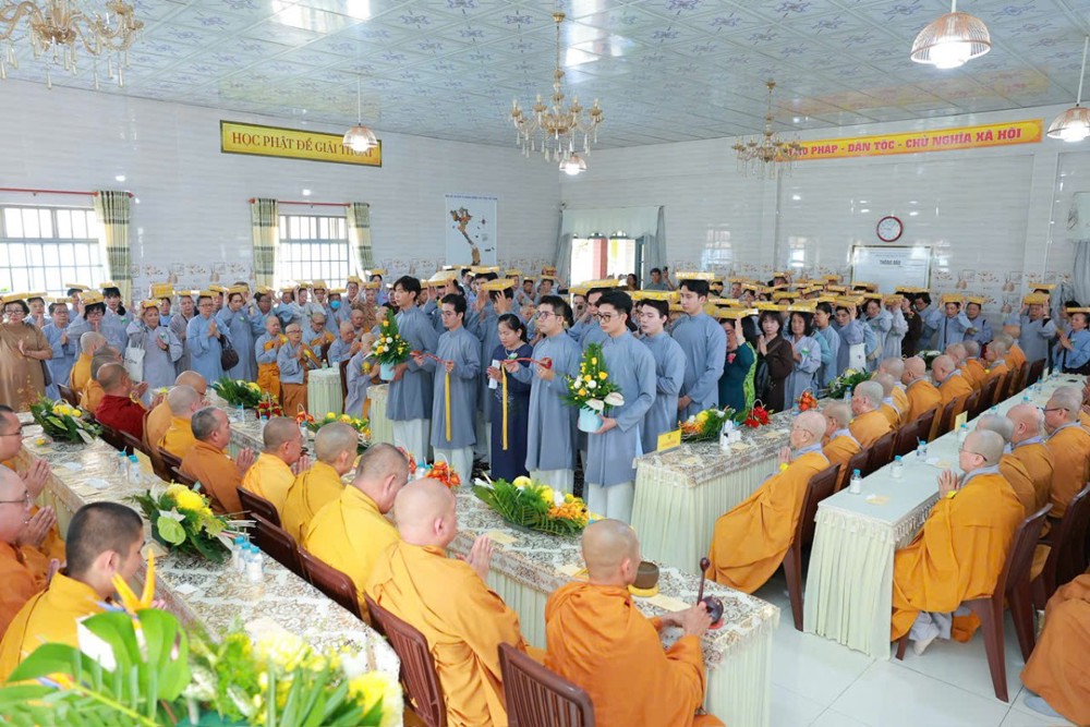 TP.HCM: Ni viện Phước Long trang nghiêm lễ dâng Pháp y, cài hoa hồng mùa Vu Lan