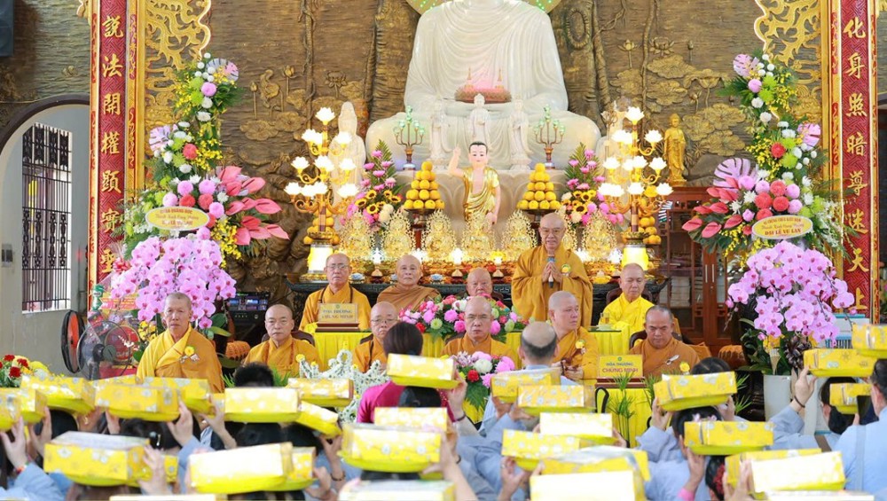 TP.HCM: Trường hạ chùa Kiều Đàm trang nghiêm lễ Tác pháp tạ pháp và dâng Pháp y PL.2570
