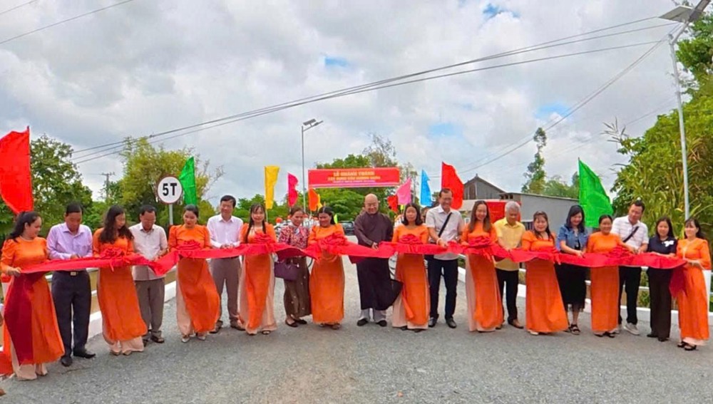 Chùa Lộc Dã (TP.HCM) khánh thành cầu Hương Quản, trao xe đạp cho học sinh tại xã Nhơn Mỹ, tỉnh An Giang