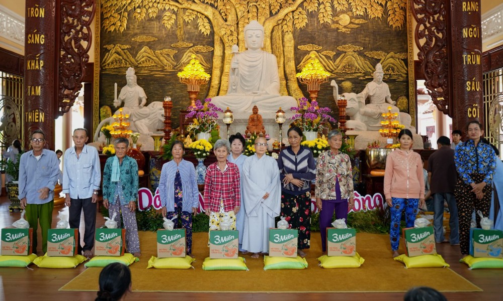 Cần Thơ: Chùa Viên Minh tặng 100 phần quà đến người dân khó khăn nhân mùa Vu lan
