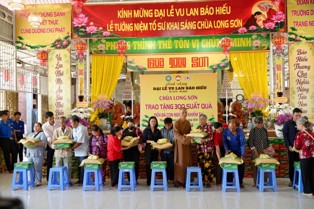 Đồng Tháp: Chùa Long Sơn trao tặng 300 phần quà nhân mùa Vu lan Báo hiếu