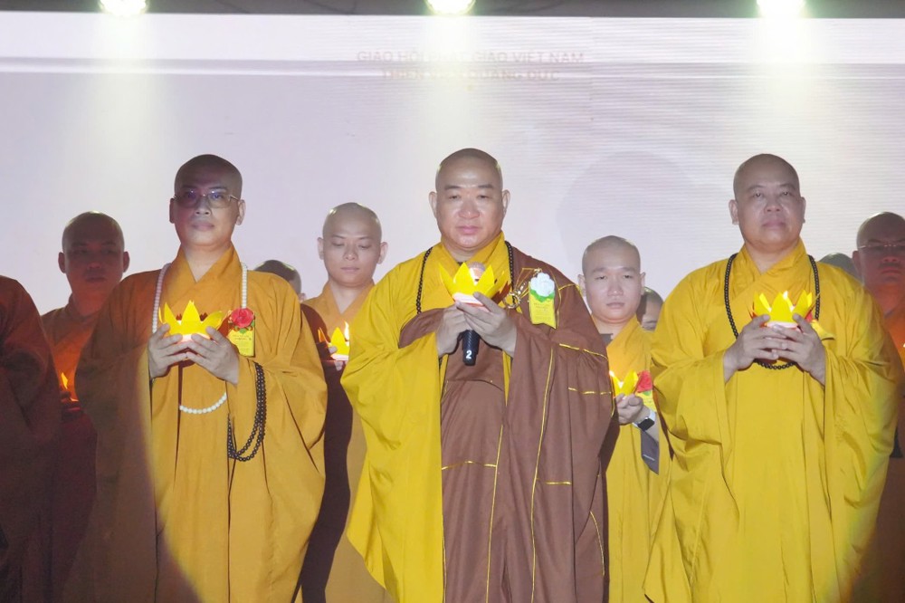 TP. HCM: Đêm văn nghệ và hoa đăng tri ân cha mẹ “Trong vòng tay mẹ” tại Thiền viện Quảng Đức 