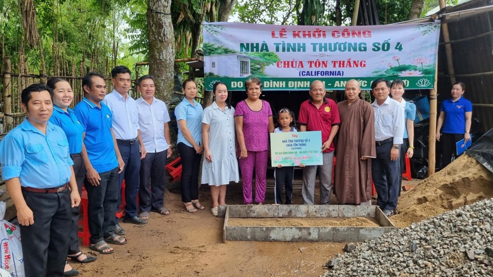 Vĩnh Long: Chùa Vạn Hòa kết nối khởi công xây dựng 3 căn nhà Tình thương cho bà con khó khăn