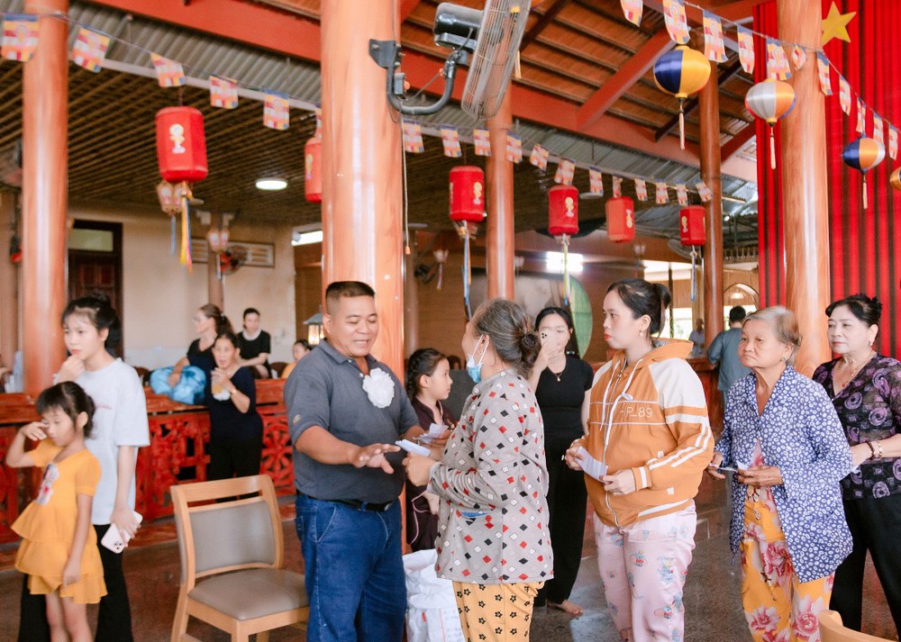 Đồng Tháp: Chùa Khánh Linh lan tỏa yêu thương qua lễ phóng sanh và trao quà từ thiện