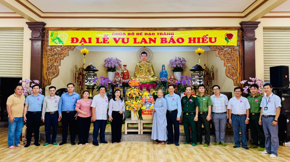 TP.HCM: Lãnh đạo phường An Phú thăm, chúc mừng Chùa Bồ Đề Đạo Tràng nhân Đại lễ Vu lan