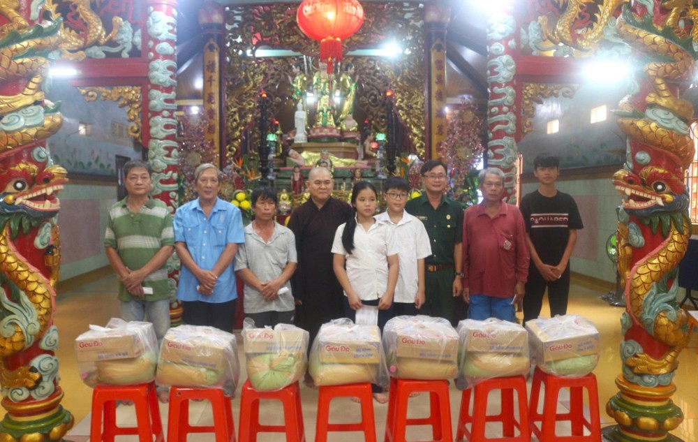 TP.HCM: Chùa Pháp Minh trao 300 phần quà từ thiện nhân mùa Vu Lan PL.2570