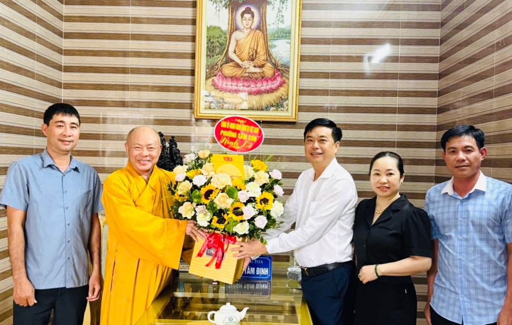 Thanh Hoá: Lãnh đạo phường Sầm Sơn thăm, chúc mừng Thượng tọa Thích Tâm Định nhân mùa Vu Lan