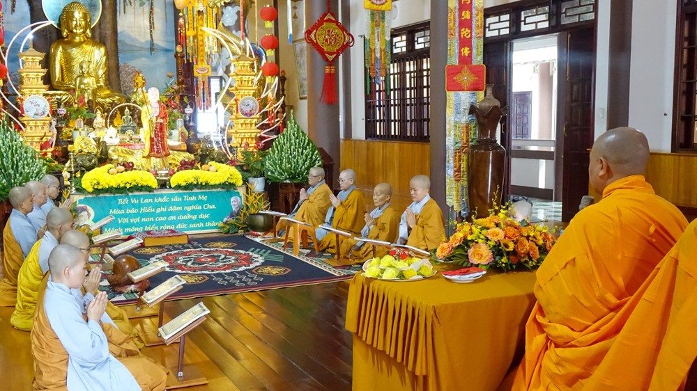 Quảng Ngãi: TT.Thích Nhuận Pháp quang lâm giáo giới tại hạ trường Ni giới chùa Pháp Hoa