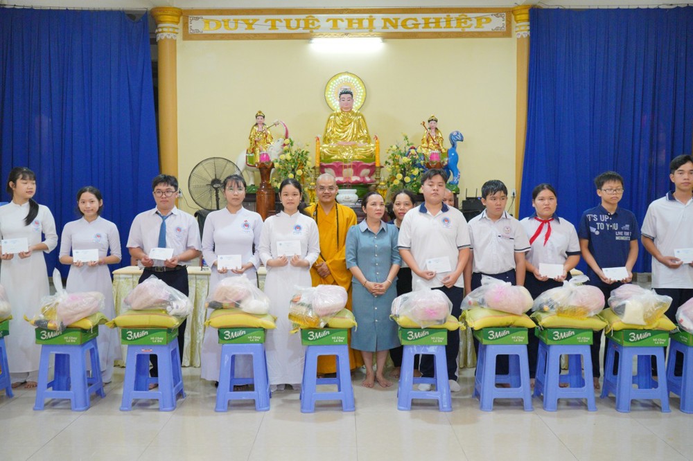 Đồng Tháp: Chùa Phật Ân trao 150 phần quà yêu thương nhân mùa Vu lan Báo hiếu PL.2570 