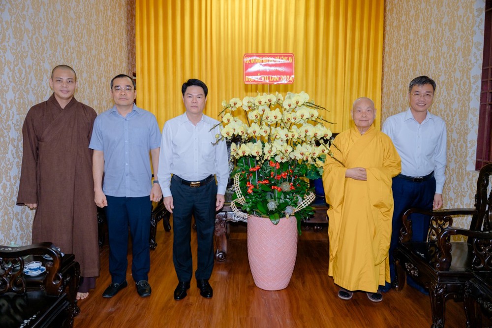 Cục trưởng Cục An ninh nội địa chúc mừng Vu lan Trưởng lão Hòa thượng Thích Thiện Nhơn