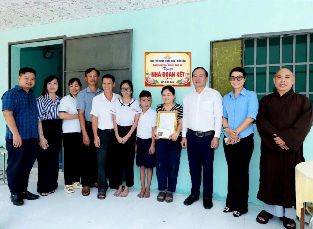 TP.HCM: Chùa Thái Sơn (Núi Cậu) trao nhà Đại đoàn kết cho hộ gia đình khó khăn