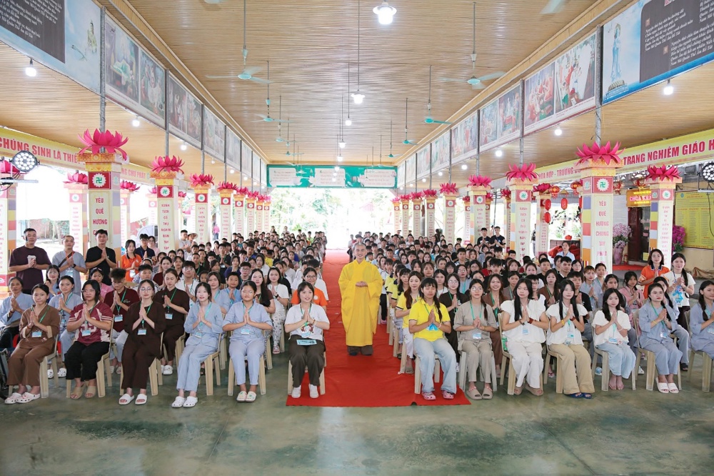 Thanh Hoá: Đại đức Thích Minh Thiền chia sẻ pháp thoại “Bông hồng hiếu hạnh” tại khóa “Tuổi trẻ hướng Phật” lần thứ 10