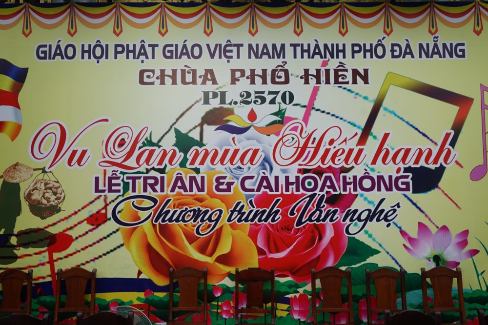 Đà Nẵng: Lễ tri ân và cài hoa hồng mùa Vu Lan tại chùa Phổ Hiền
