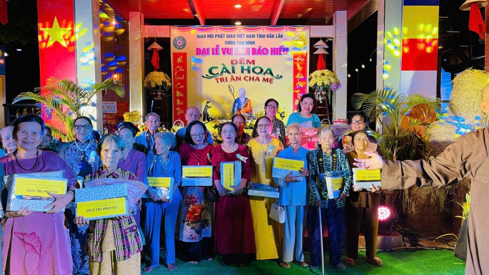 Đắk Lắk: Chùa Tân Bình trang nghiêm tổ chức Đại lễ Cài hoa hồng Tri ân Cha Mẹ mùa Vu Lan PL.2570