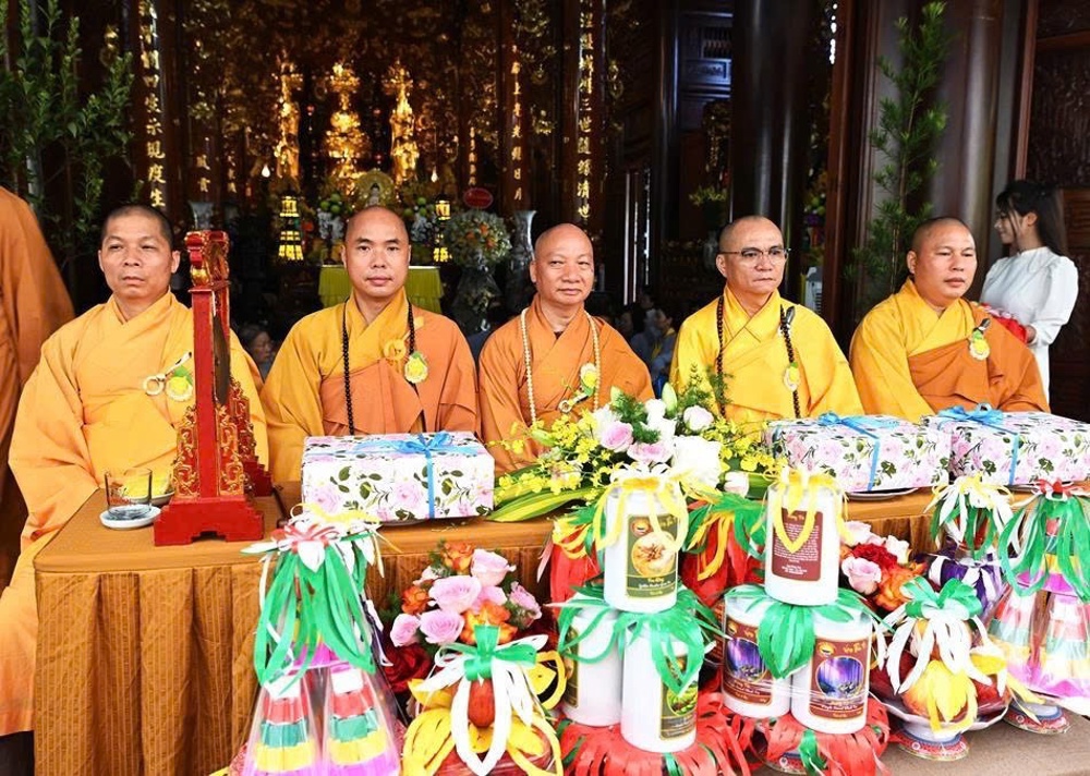 Hà Nội: Đại lễ Vu Lan báo hiếu và Nghi lễ cài hoa hồng tại Tổ đình Vạn Phúc