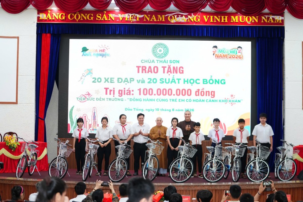 TP.HCM: Chùa Thái Sơn (Núi Cậu) trao xe đạp và học bổng tiếp cho các em học sinh khó khăn đến trường năm 2026