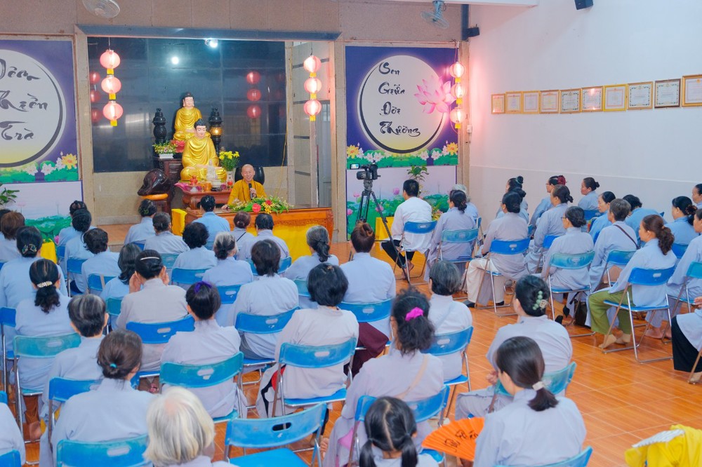 An Giang: Khóa tu Bát quan trai tại chùa Phật Quang mở đầu tháng Vu lan bằng bài pháp thoại về Tứ trọng ân