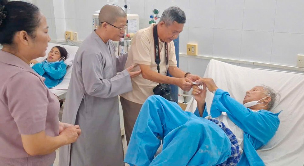 Đà Nẵng: Chùa Phổ Hiền trao 210 suất quà đến bệnh nhân khó khăn nhân mùa Vu Lan