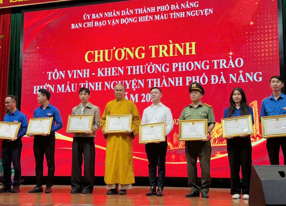 Đà Nẵng: Thượng tọa Thích Pháp Châu nhận bằng khen của Chủ tịch thành phố về công tác hiến máu tình nguyện