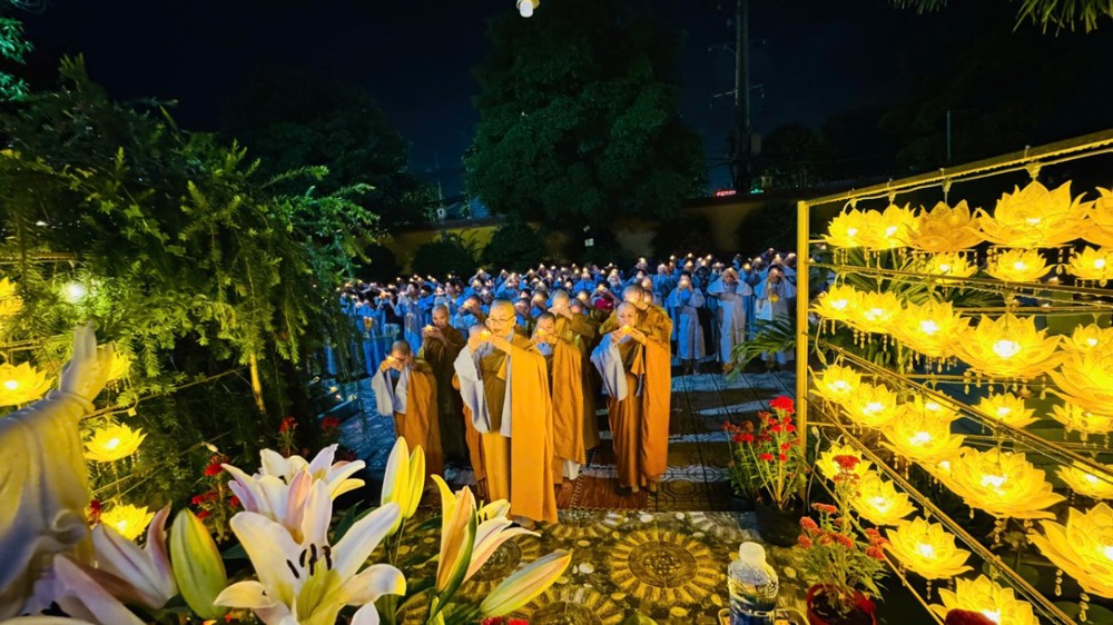 TP.HCM: Chùa Bồ Đề Đạo Tràng trang nghiêm đêm hoa đăng vía Bồ-tát Quán Thế Âm