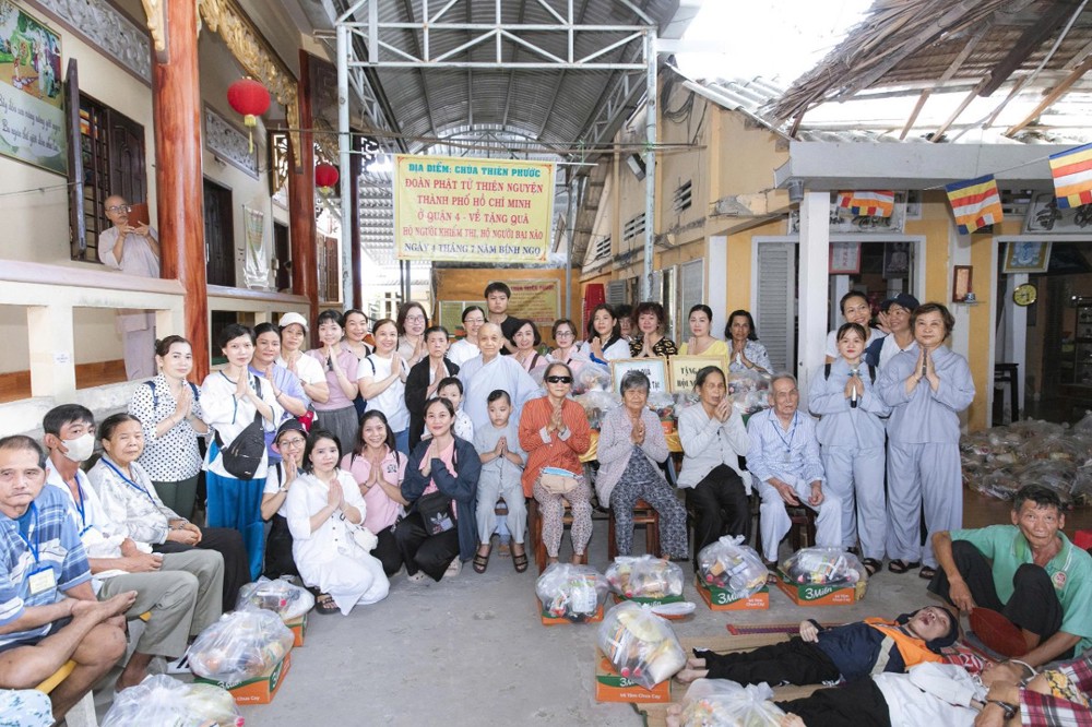 Đồng Tháp: Chùa Thiên Phước trao những phần quà ấm áp đến bà con khiếm thị và nạn nhân chất độc da cam nhân mùa Vu lan Báo hiếu PL.2570