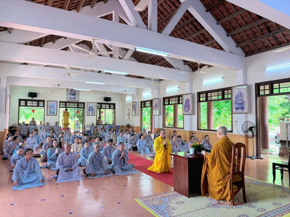 Đà Nẵng: Đại đức Thích Giác Thọ chia sẻ pháp thoại tại khóa tu “Một ngày an lạc” chùa Thọ Quang