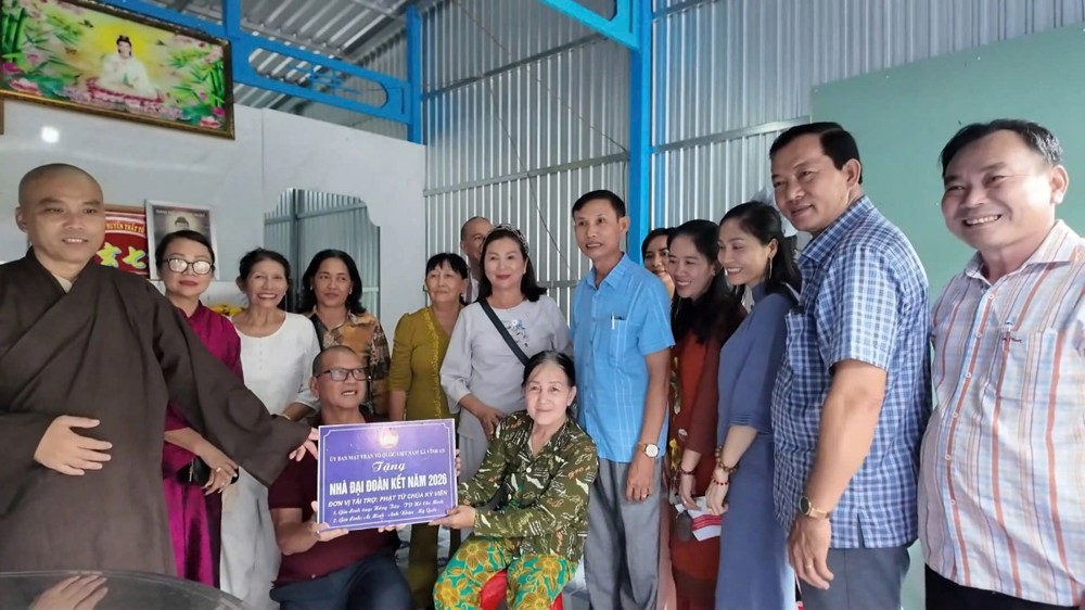 Ấm áp nghĩa tình ngày bàn giao mái ấm Đại đoàn kết tại xã Vĩnh An
