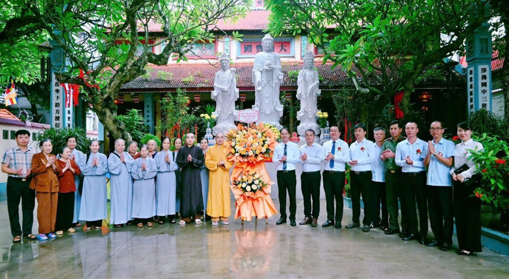 Phú Thọ: Lãnh đạo phường Vĩnh Phúc chúc mừng Đại lễ Vu lan Báo hiếu tại chùa Láp