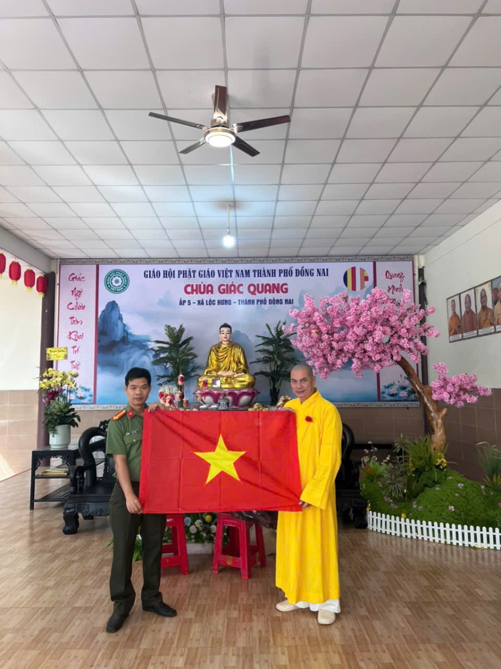 Đồng Nai: Phòng An Ninh Nội địa Công an thành phố Đồng Nai trao tặng cờ Tổ quốc đến 105 ngôi chùa khu vực biên giới Bắc Đồng Nai