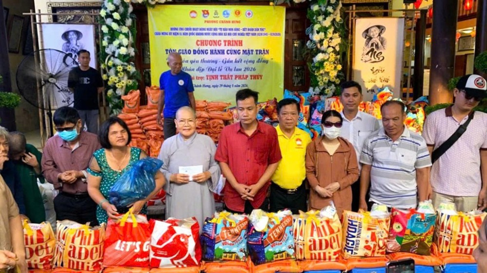 TP.HCM: Tịnh thất Pháp Thủy trao 340 phần quà đến người khiếm thị, người già neo đơn mùa Vu Lan