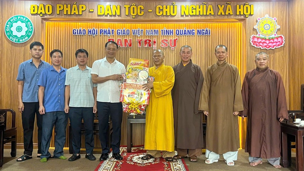 Quảng Ngãi: Công an tỉnh thăm, chúc mừng mùa Vu Lan tại Văn phòng Ban Trị sự GHPGVN tỉnh