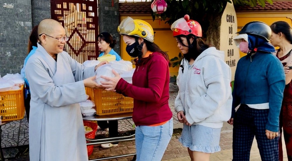 TP.HCM: Chùa Bồ Đề Đạo Tràng trao 2.000 phần bún chay, sẻ chia cùng người dân khó khăn mùa Vu lan