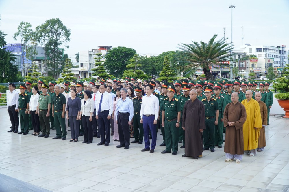 Đồng Tháp: Ban Trị sự Phật giáo tỉnh trang nghiêm dâng hương hoa tại Nghĩa trang Liệt sĩ nhân dịp Ban Chỉ đạo 515 tỉnh lấy mẫu tìm hài cốt Liệt sĩ chưa xác định thông tin