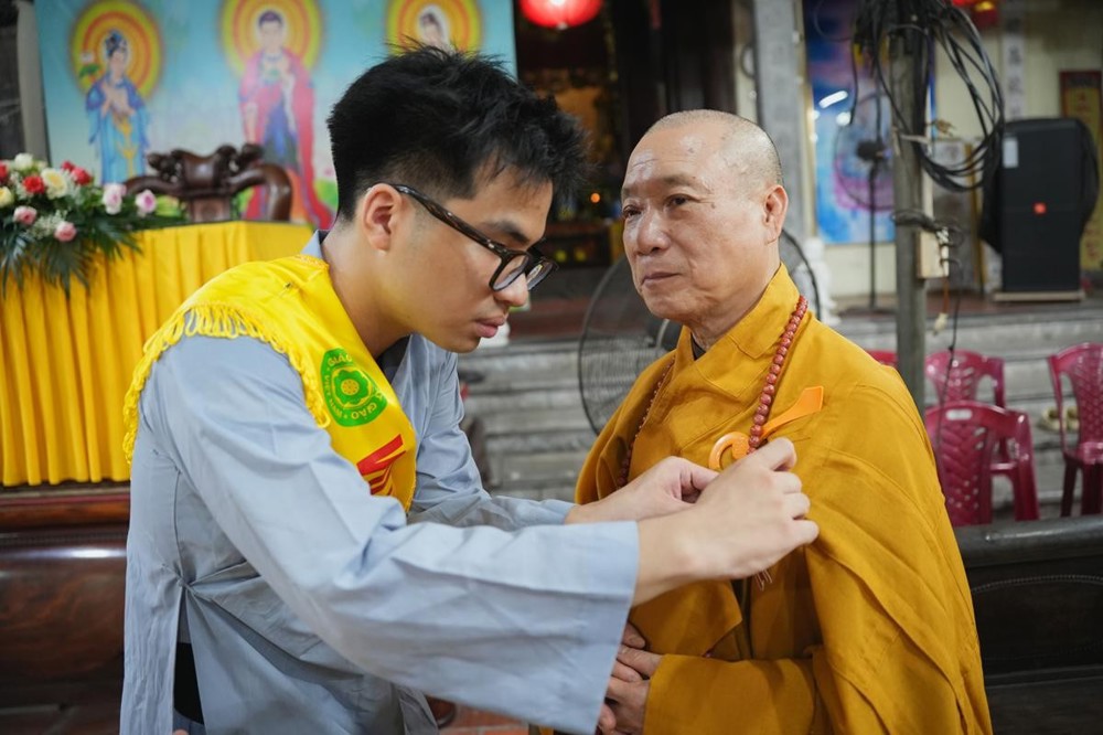 Hà Nội: Những lắng đọng còn mãi trong lễ Vu Lan – Bông hồng cài áo tại chùa Tương Mai