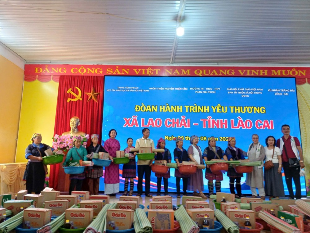 Ban Từ thiện Xã hội Trung ương cùng UNESCO cứu trợ đồng bào vùng lũ tại Lào Cai và Lai Châu