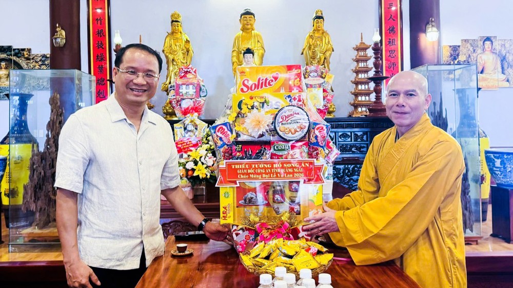 Quảng Ngãi: Lãnh đạo Công an tỉnh thăm, chúc mừng Vu Lan tại chùa Khánh Lâm