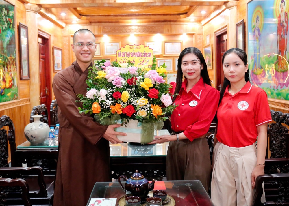 Thanh Hoá: Hội Chữ thập đỏ phường Sầm Sơn thăm, chúc mừng chùa Khải Nam nhân Đại lễ Vu Lan