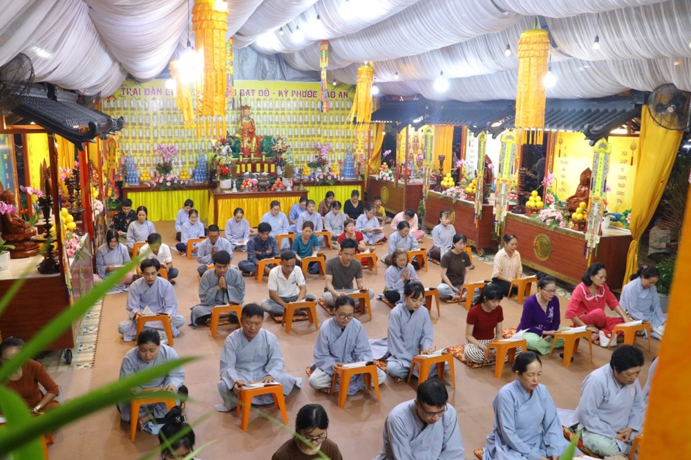 PSO - Tối ngày 13-8-2026, tại chùa Linh Nguyên (xã Đức Hòa, tỉnh Tây Ninh), trang nghiêm diễn ra lễ khai kinh Địa Tạng Bồ Tát Bổn Nguyện, mở đầu các hoạt động của Pháp hội Vu Lan Báo Hiếu PL. 2570 - DL. 2026 do chùa Linh Nguyên tổ chức.