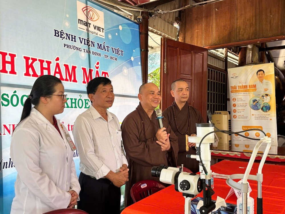 Tây Ninh: Chùa Hòa Long và Bệnh viện Mắt viện tổ chức khám mắt miễn phí cho 120 người dân