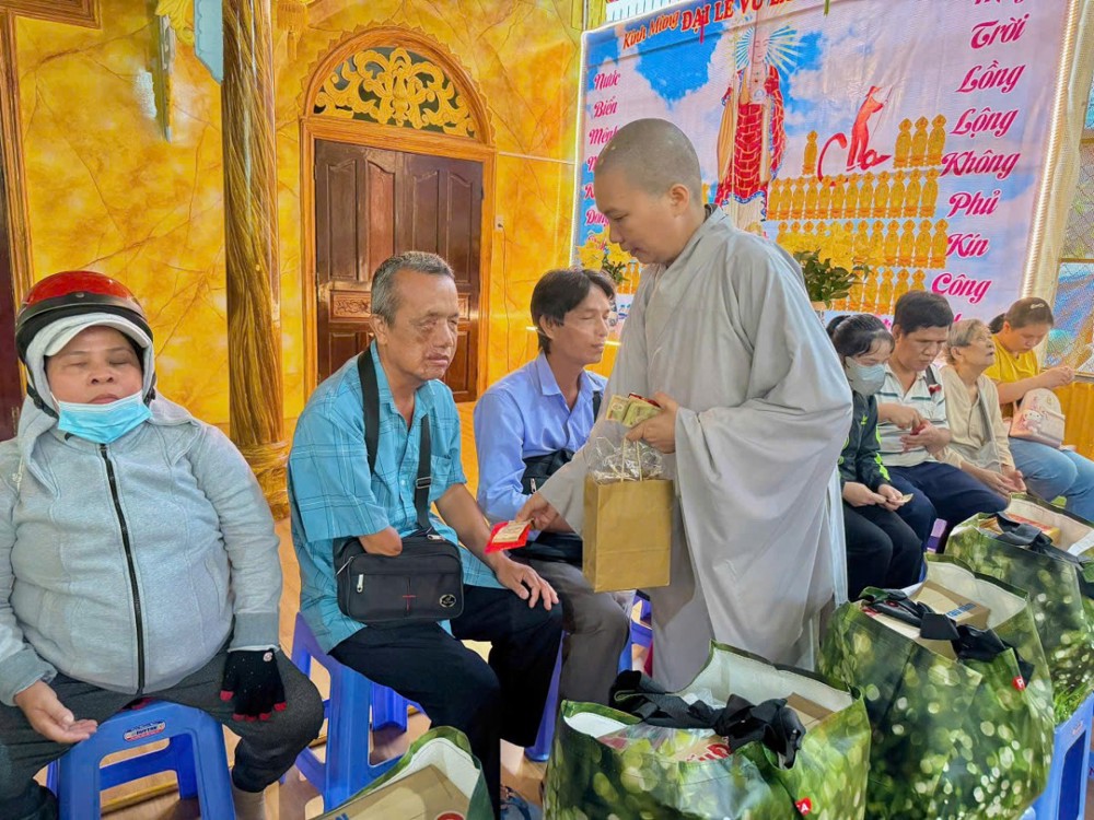 TP.HCM: Chùa Hoa Nghiêm tặng quà Vu lan 2026 đến đồng bào khiếm thị phường Bình Lợi Trung