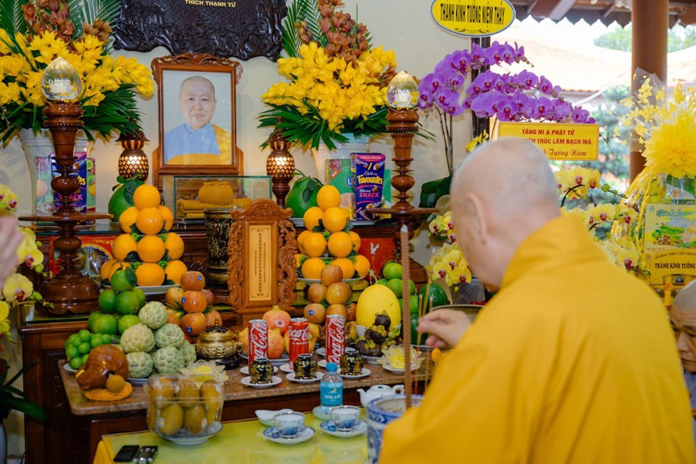 Trưởng lão Hòa thượng Chủ tịch thắp hương tại Lễ chung thất Ni trưởng Thích Nữ Như Tịnh